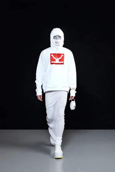 Look 32